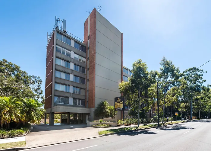 Pet Friendly hotel: Royal Pacific Hotel